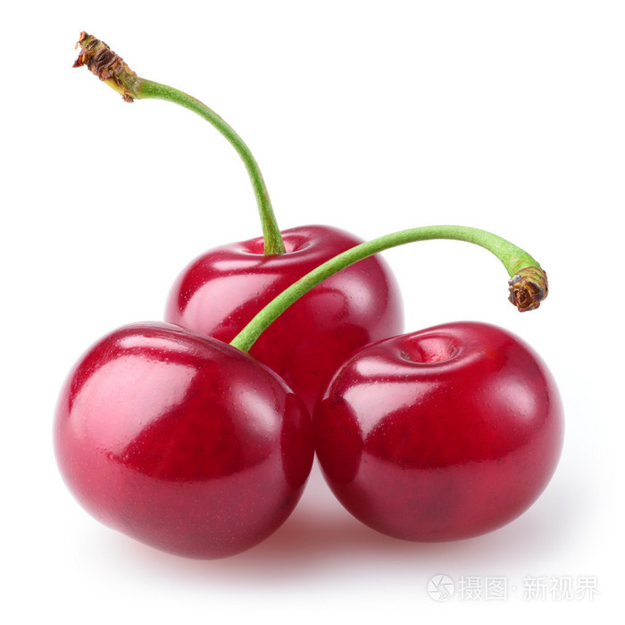 孤立在白色背景上的三个樱桃