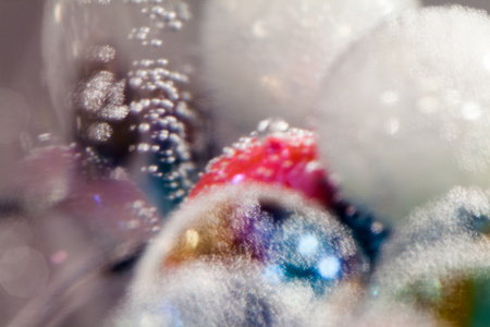抽象的水下组成彩色玻璃球 气泡和光