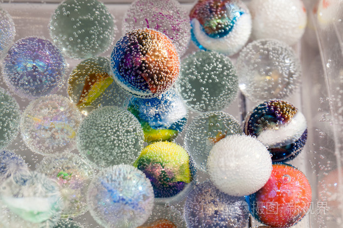 抽象的水下组成彩色玻璃球, 气泡和光