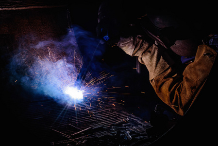 焊接钢结构和亮的火花，在建造业