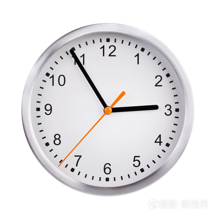 大时钟显示五分钟到三点