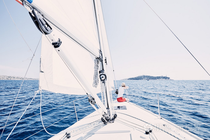 在帆船上的女孩