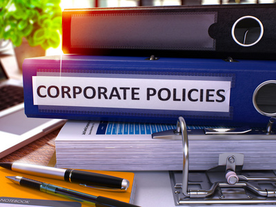 蓝色办公室文件夹，上面写着公司政策。