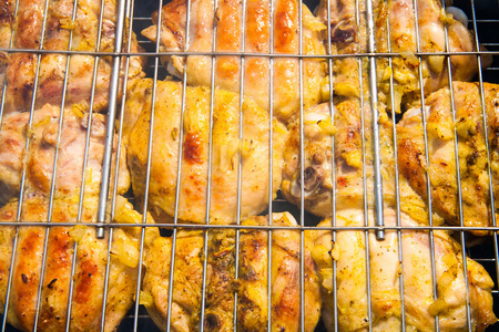 鸡在烤架上
