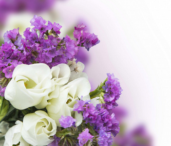 紫色的花朵束白玫瑰