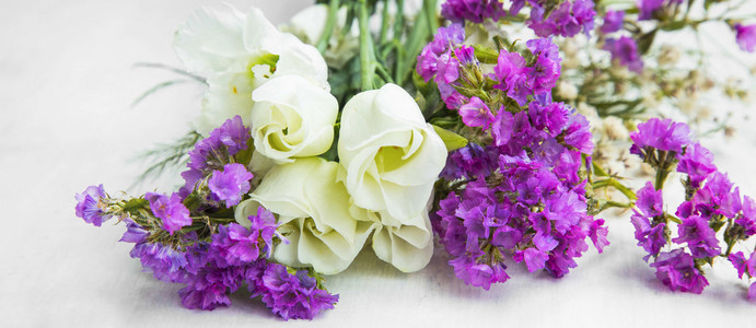 紫色的花朵束白玫瑰