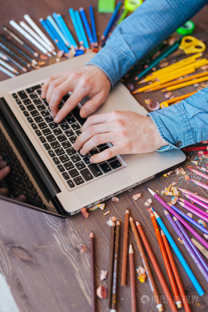 在工作的平面设计师.颜色色板样本