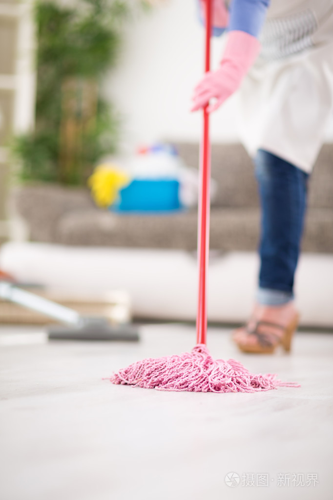 擦地板在行动