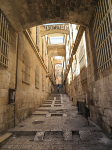 以色列耶路撒冷老城狭窄的街道上