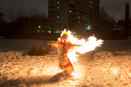 夜间雪中的 shrovetide 稻草人 burnes