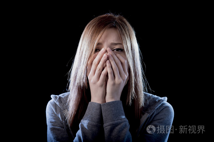 十几岁的女孩感觉孤单害怕悲伤和绝望的痛苦抑郁欺凌受害者