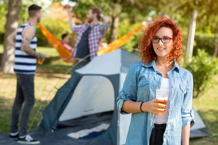 年轻的红发女性戴着眼镜摆了杯啤酒
