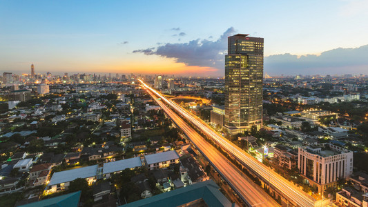 曼谷城市景观商业区与高速公路和高速公路夜间曼谷泰国