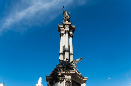 基多独立纪念碑，这是位于独立广场的中心