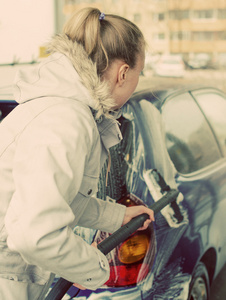 女人在洗车的洗车