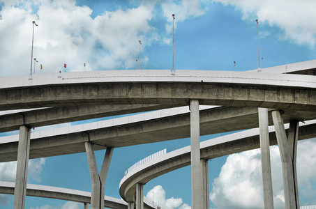 公路桥梁与天空背景