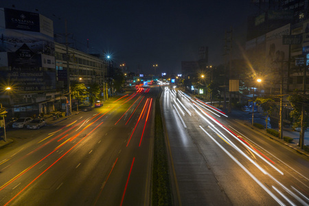 曼谷2014 年 8 月 2 日，长时间曝光的夜交通在瑞玛