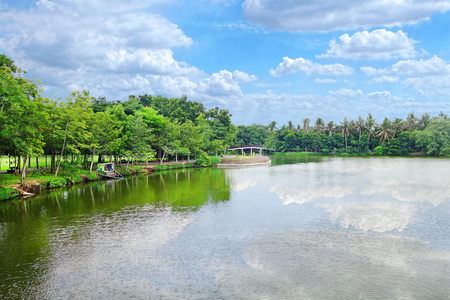 湖景房与美丽明亮的天空