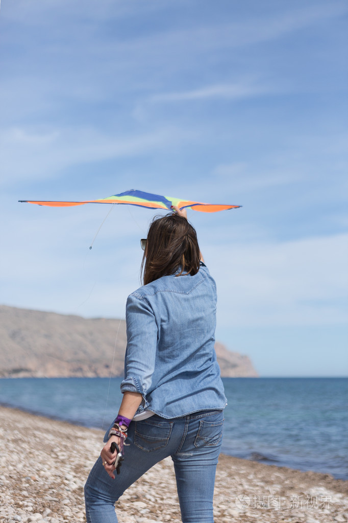 后视图的女人放风筝