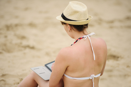 读片读者在海滩上的女人