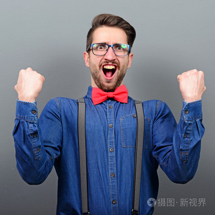 欣喜若狂的年轻人庆祝胜利或赢反抗的肖像