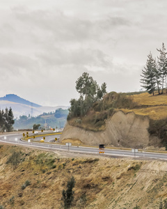 空旷的公路和山地景观