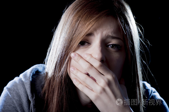 在压力和痛苦痛苦抑郁沮丧和害怕恐惧的表情在十几岁的女孩
