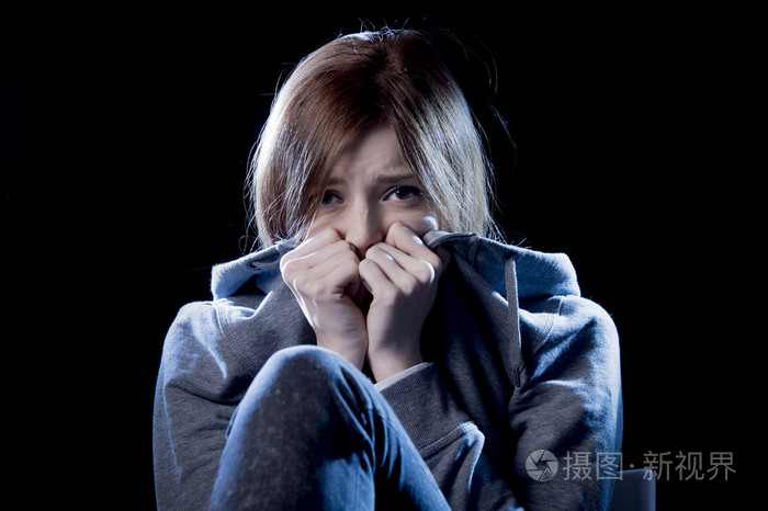 在压力和痛苦痛苦抑郁沮丧和害怕恐惧的表情在十几岁的女孩