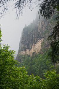 在岩石中的修道院