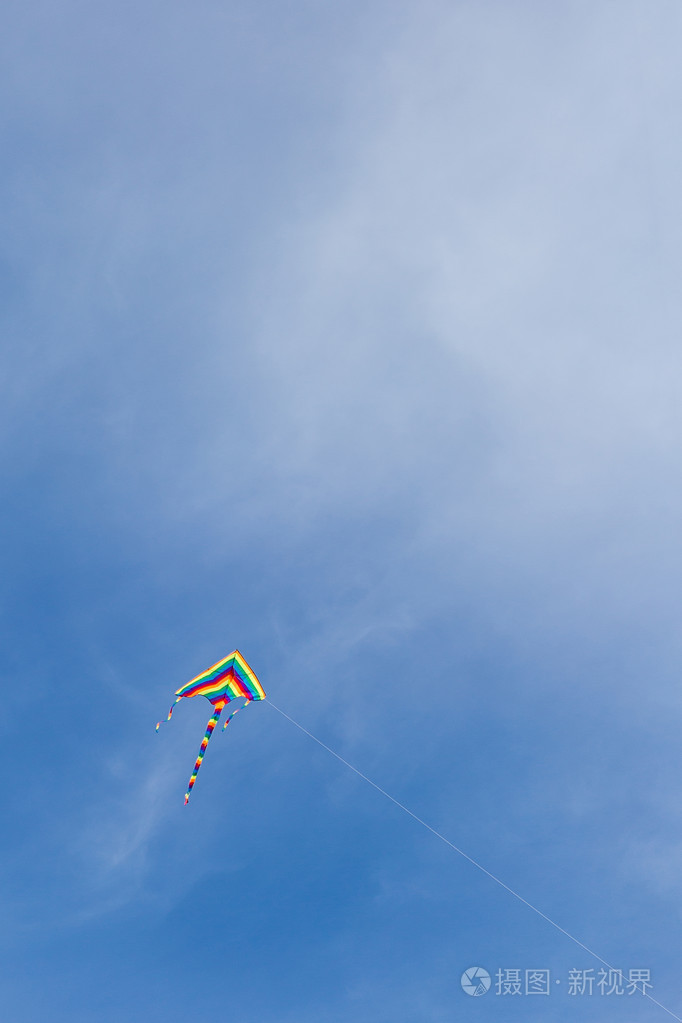 五颜六色的风筝在天空中飞翔