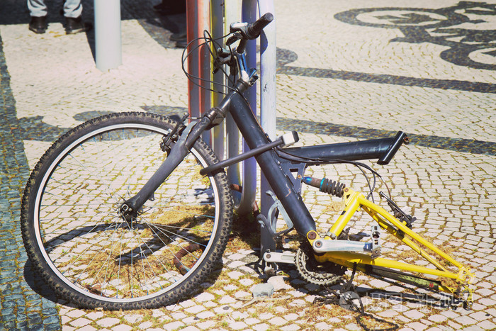 街上坏了的自行车