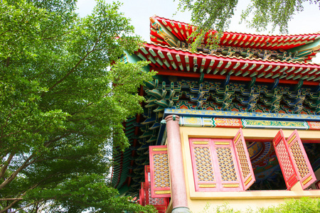 华人庙宇和绿树