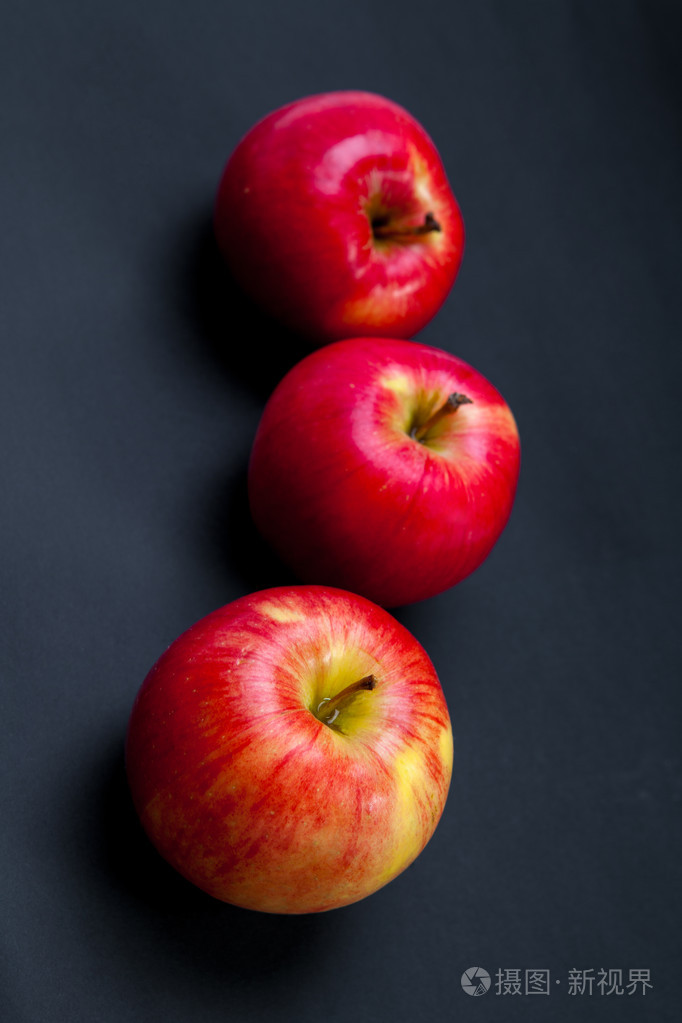 分离背景下的红苹果照片-正版商用图片1n8462-摄图新视界