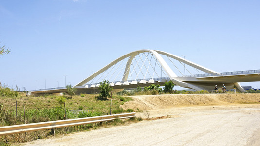 现代桥梁在特约布里加河