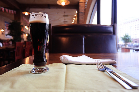 杯深色啤酒在桌上