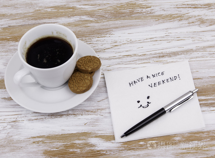 周末愉快在与一杯咖啡餐巾纸上手写