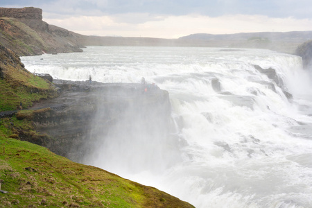 在夏天，冰岛泡汤瀑布