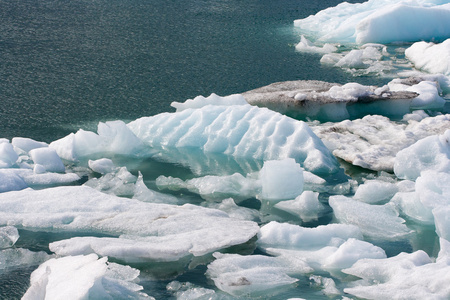 冰岛在环礁湖中漂浮的冰山