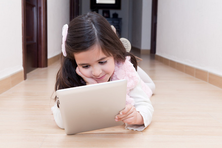 女孩在走廊里处理一台平板电脑图片