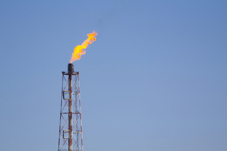 火从气火炬气藏球罐在石油天然气精炼或石化工业中的天空日出背景用于
