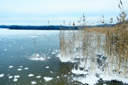 冰冻的河，在雪河