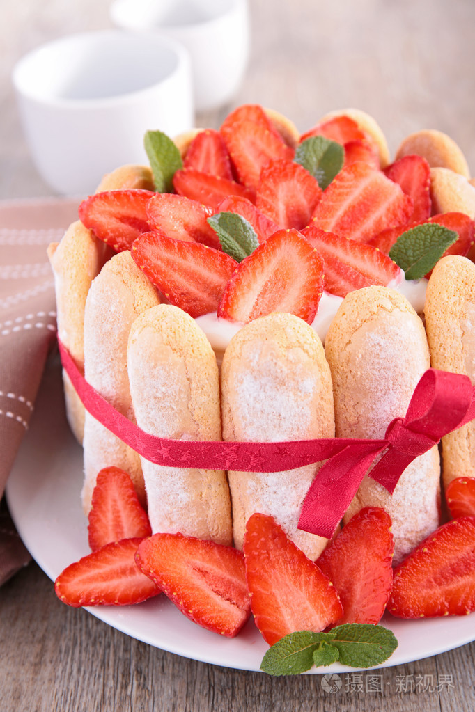 草莓夏洛特蛋糕