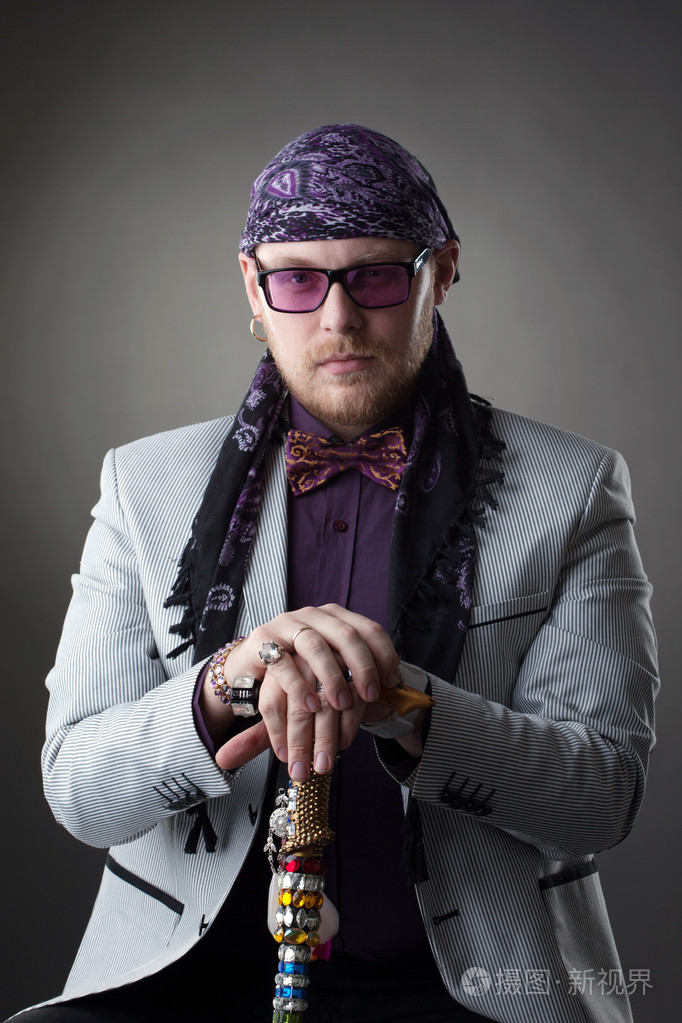 红头发胡子艺术家的肖像