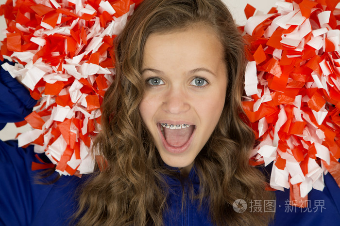 兴奋的可爱少女啦啦队肖像嘴张开