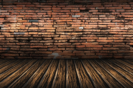 旧砖墙墙片和褐色的木地板