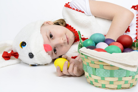 提着一个篮子复活节彩蛋的兔子服装的女孩