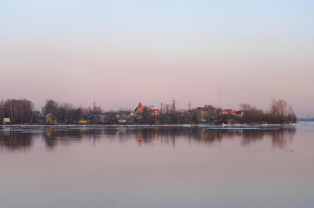 涅瓦河畔的圣彼得堡郊区的视图