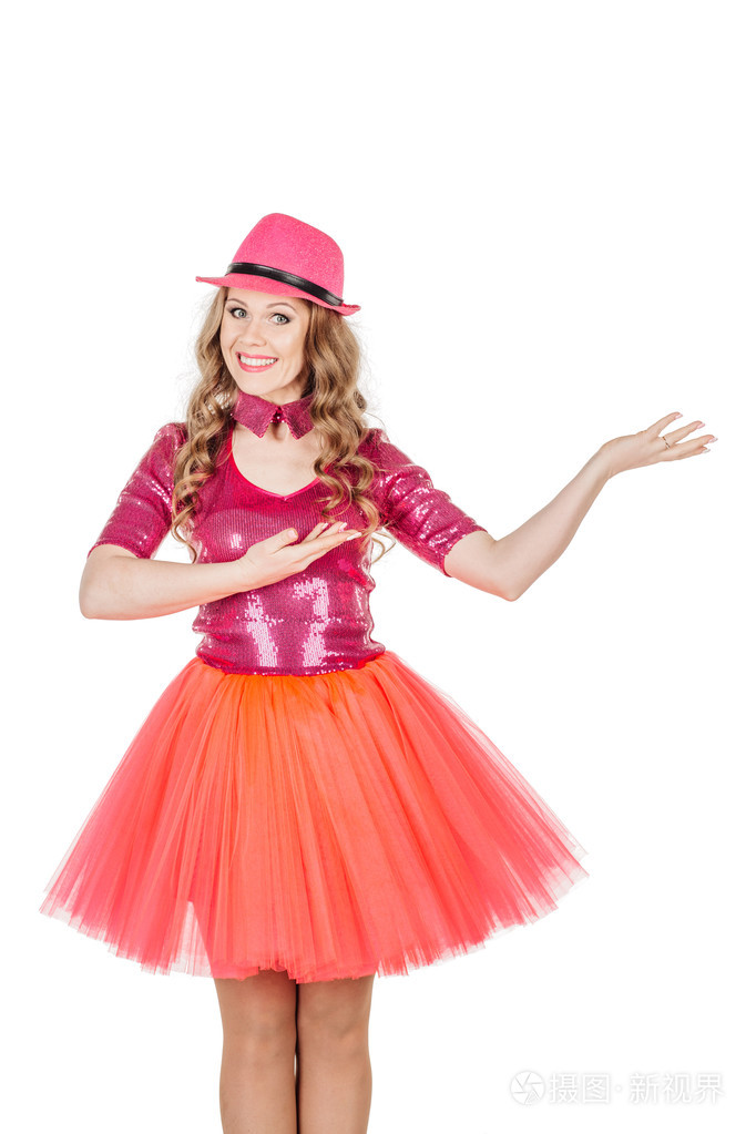 跳舞的金发女郎展示产品或广告文本的复制空间. 孤立的白色背景