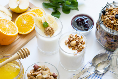 健康的早餐与酸奶和格兰诺拉麦片
