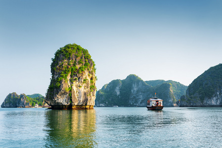 哈龙湾岩柱及观光船景观